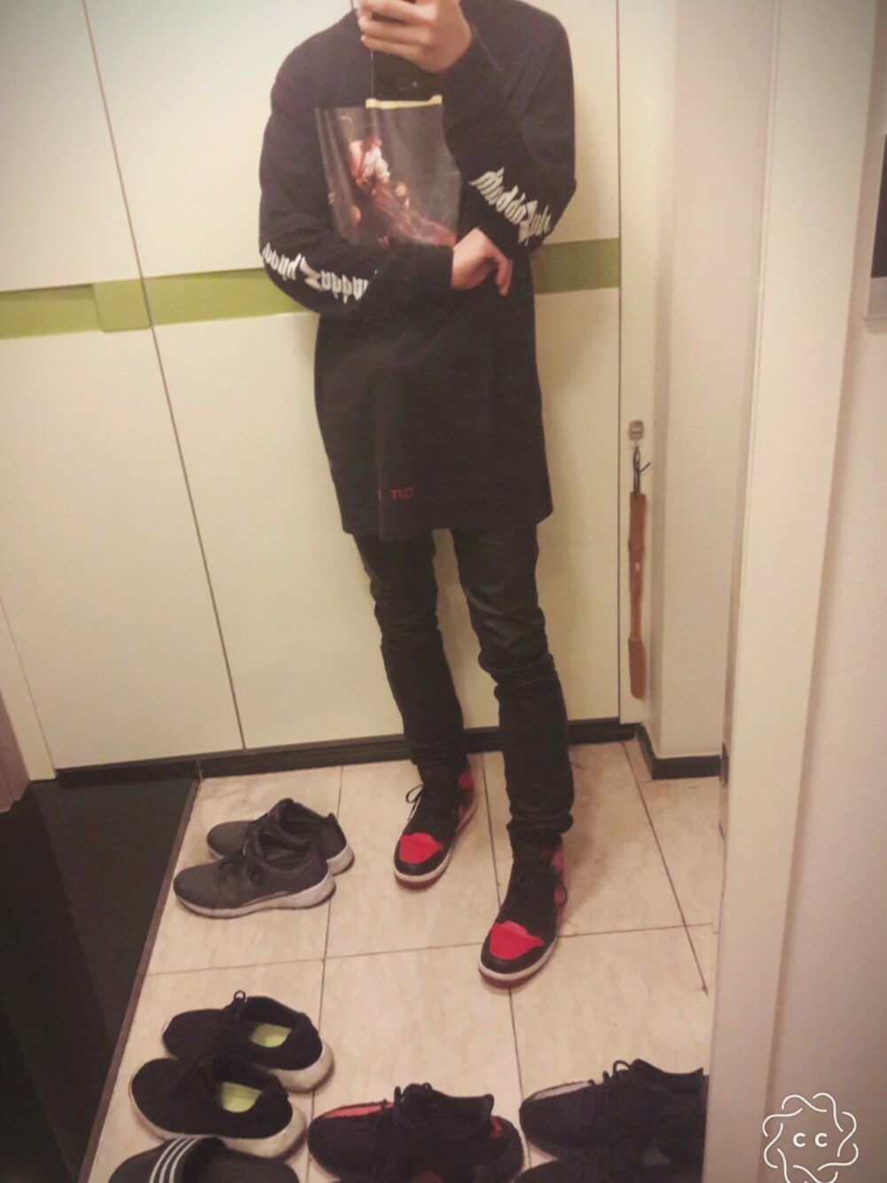 「supreme、off white、Nudie jeans、Jordan、ootd、outfit」｜「Supreme のアイテム（トップス、ブラック系）」を使った、장성훈さん（メンズ・174cm）の夏コーディネートの1枚目の写真