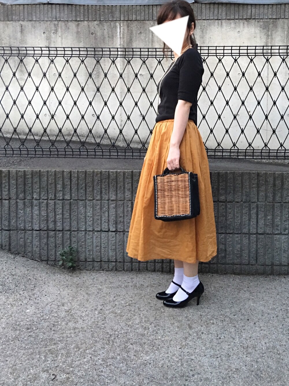 「フレアスカート、ハイウエストコットンローンボリュームスカート、かごバッグ、エバゴス」｜「UNIQLOのハイウエストコットンローンボリュームスカート（スカート、イエロー系）」を使った、ukiさん（レディース・154cm）の夏コーディネートの1枚目の写真