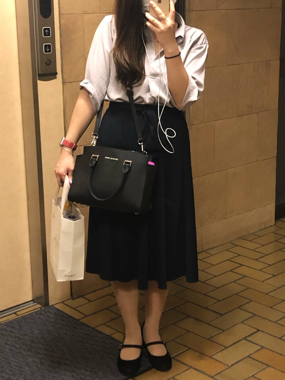 「オフィスカジュアル、GU、プチプラ、GRL、MICHAEL KORS、アラサー」｜「MICHAEL KORSのアイテム（ハンドバッグ、ブラック系）」を使った、Reinaさん（レディース・158cm）の夏コーディネートの1枚目の写真