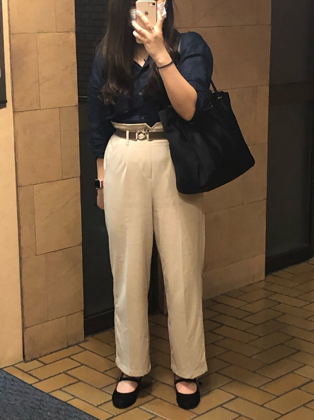 「UNIQLO、オフィスカジュアル、CECIL McBEE、Kate Spade、アラサー、プレミアムリネンシャツ」｜「kate spade new yorkのCEDAR STREET MINI HARMONY（トートバッグ、ブラック系）」を使った、Reinaさん（レディース・158cm）の夏コーディネートの1枚目の写真
