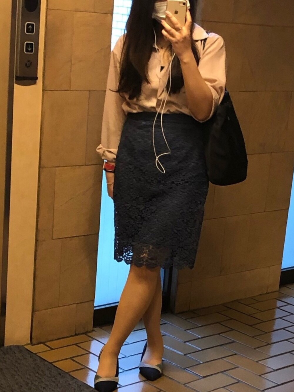 「アラサー、オフィスカジュアル、UNIQLO、プチプラ、レーススカート」｜「kate spade new yorkのCEDAR STREET MINI HARMONY（トートバッグ、ブラック系）」を使った、Reinaさん（レディース・158cm）の夏コーディネートの1枚目の写真