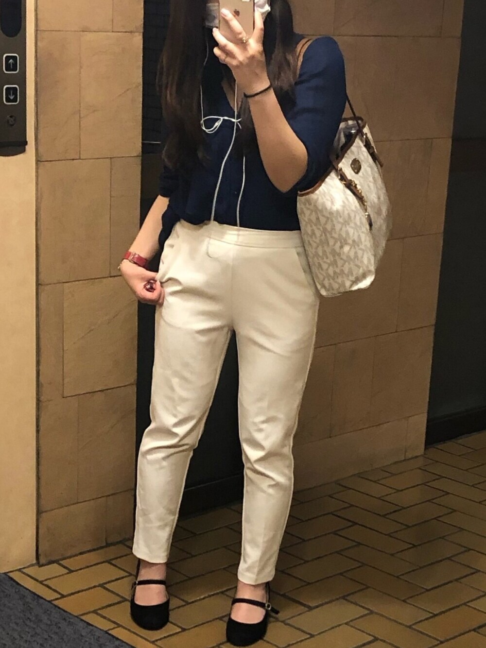 「プチプラ、アラサー、オフィスカジュアル、GU、MichaelKors、summer」｜「MICHAEL KORSのMICHAEL Michael Kors Kirby Mini Satchel（ショルダーバッグ、ホワイト系）」を使った、Reinaさん（レディース・158cm）の夏コーディネートの1枚目の写真