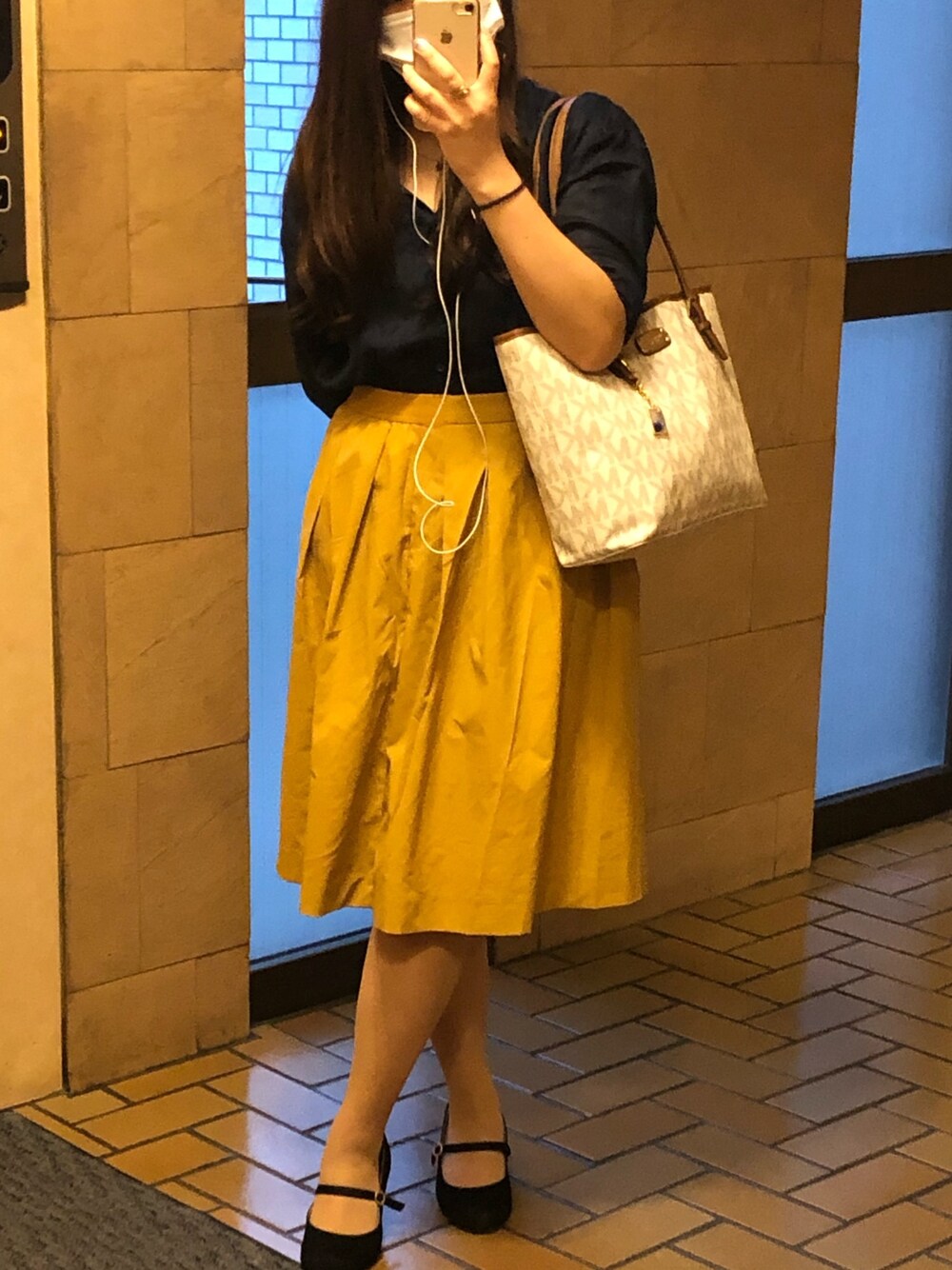 「プレミアムリネンシャツ、UNIQLO、プチプラ、プチプラコーデ、オフィスカジュアル、アラサー、上下UNIQLO」｜「UNIQLOのWOMEN プレミアムリネンシャツ（長袖）（シャツ/ブラウス、ブルー系）」を使った、Reinaさん（レディース・158cm）の夏コーディネートの1枚目の写真