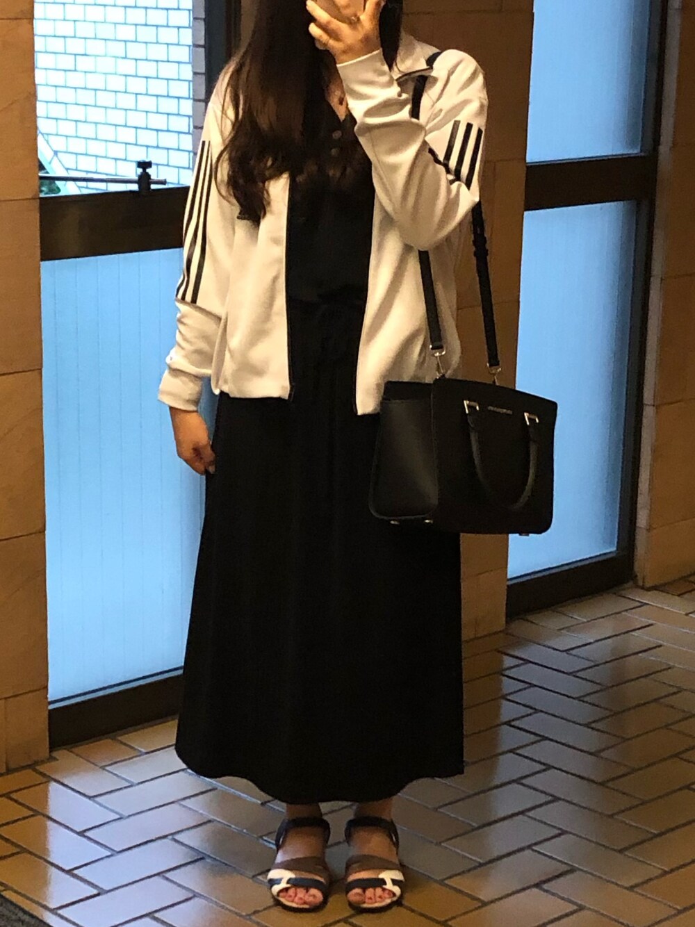 「アラサー、休日スタイル、タンクトップワンピース、adidas」｜「MICHAEL KORSのアイテム（ハンドバッグ、ブラック系）」を使った、Reinaさん（レディース・158cm）の夏コーディネートの1枚目の写真