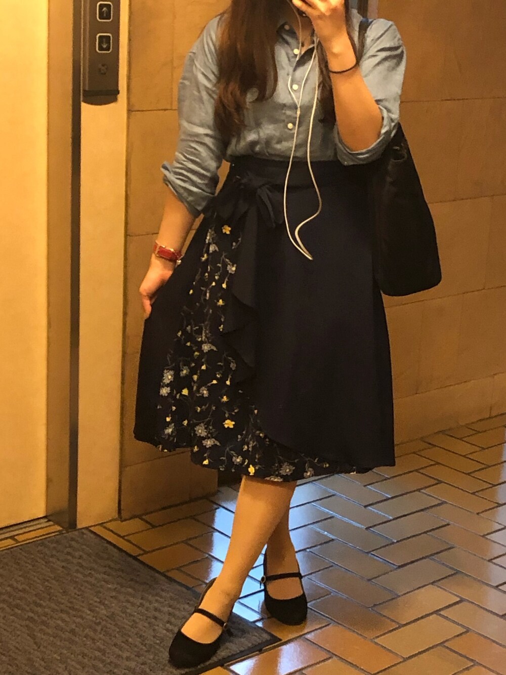 「summer、オフィスカジュアル、アラサーコーデ、INGNI、プレミアムリネンシャツ、UNIQLO」｜「UNIQLOのWOMEN プレミアムリネンシャツ（長袖）（シャツ/ブラウス、ブルー系）」を使った、Reinaさん（レディース・158cm）の夏コーディネートの1枚目の写真
