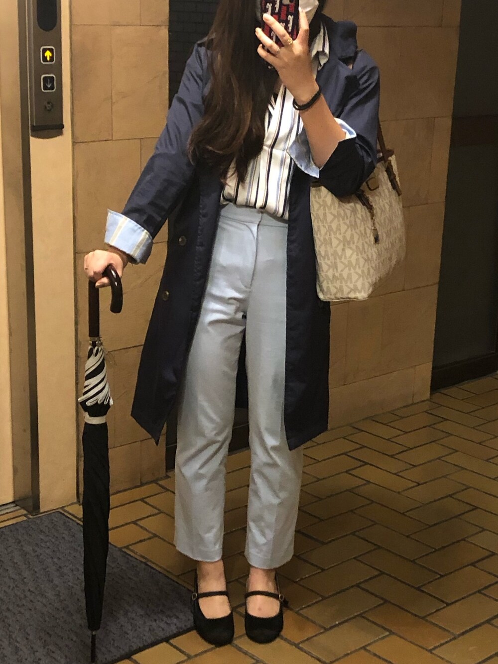 「雨の日コーデ、レインコート、アラサーコーデ、UNIQLO」｜「one wayのカフタンシャツ七分（シャツ/ブラウス、ベージュ系）」を使った、Reinaさん（レディース・158cm）の秋コーディネートの1枚目の写真