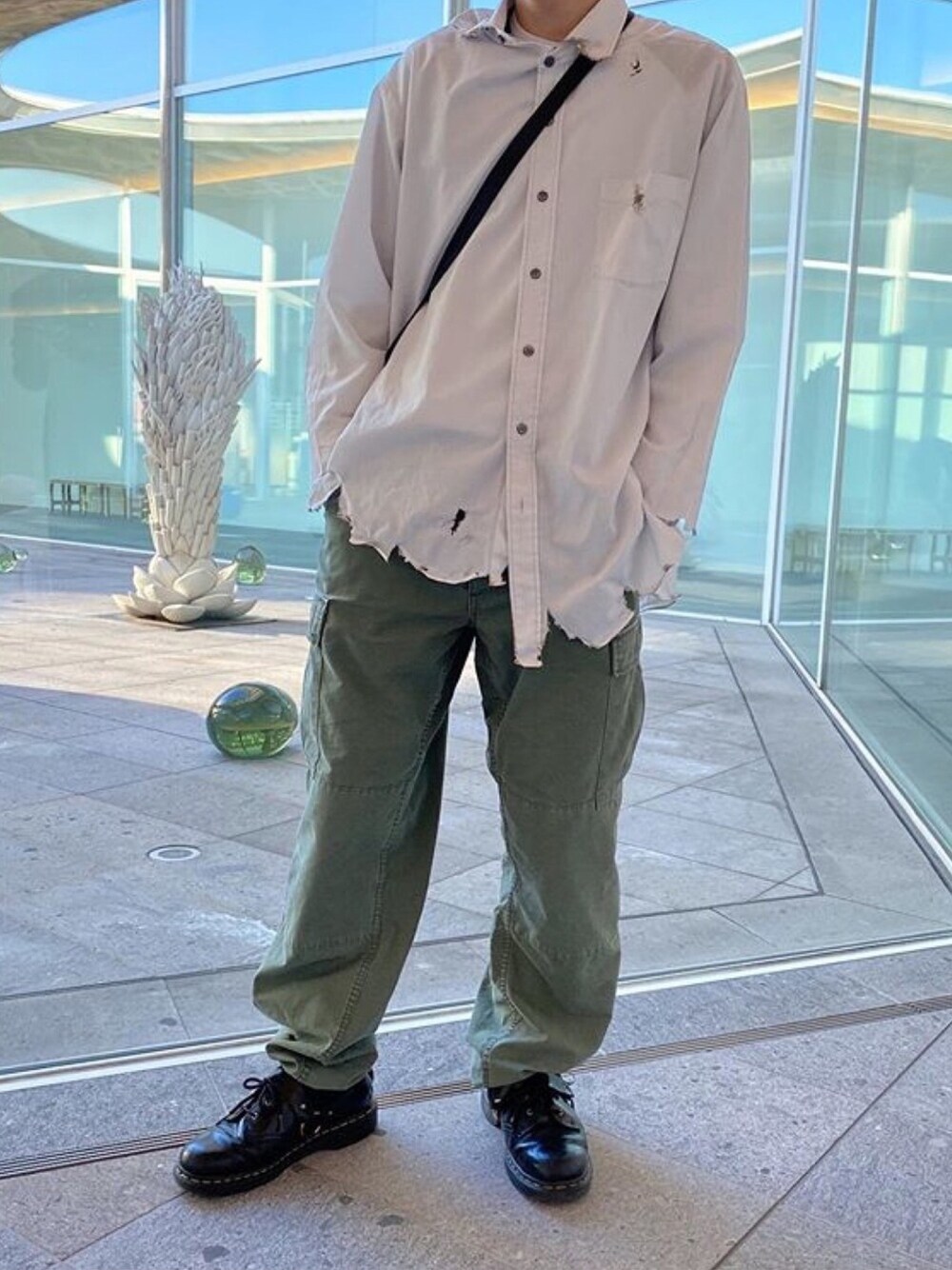 「軍パン、古着、ドクターマーチン、秋コーデ、お洒落さんとつながりたい、UNIQLO、休日スタイル、いいね、save、フォローお願いします🤑、ゆるコーデ、低身長コーデ」｜「usedのアイテム（カーゴパンツ、グリーン系）」を使った、けっけさん（メンズ・162cm）の秋コーディネートの1枚目の写真
