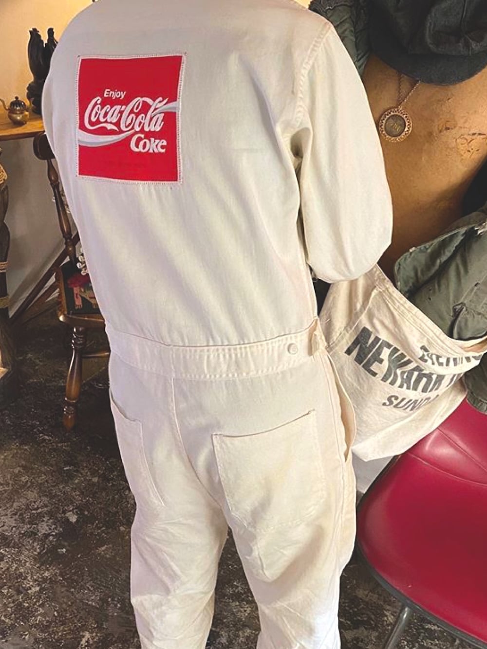 「つなぎ、コカコーラ、New Balance、スニーカー、個性派、古着屋、休日スタイル、カジュアルコーデ、いいね、save、フォローお願いします🤑、低身長コーデ」｜「Coca Colaのアイテム（つなぎ/オールインワン、ベージュ系）」を使った、けっけさん（メンズ・162cm）の秋コーディネートの1枚目の写真