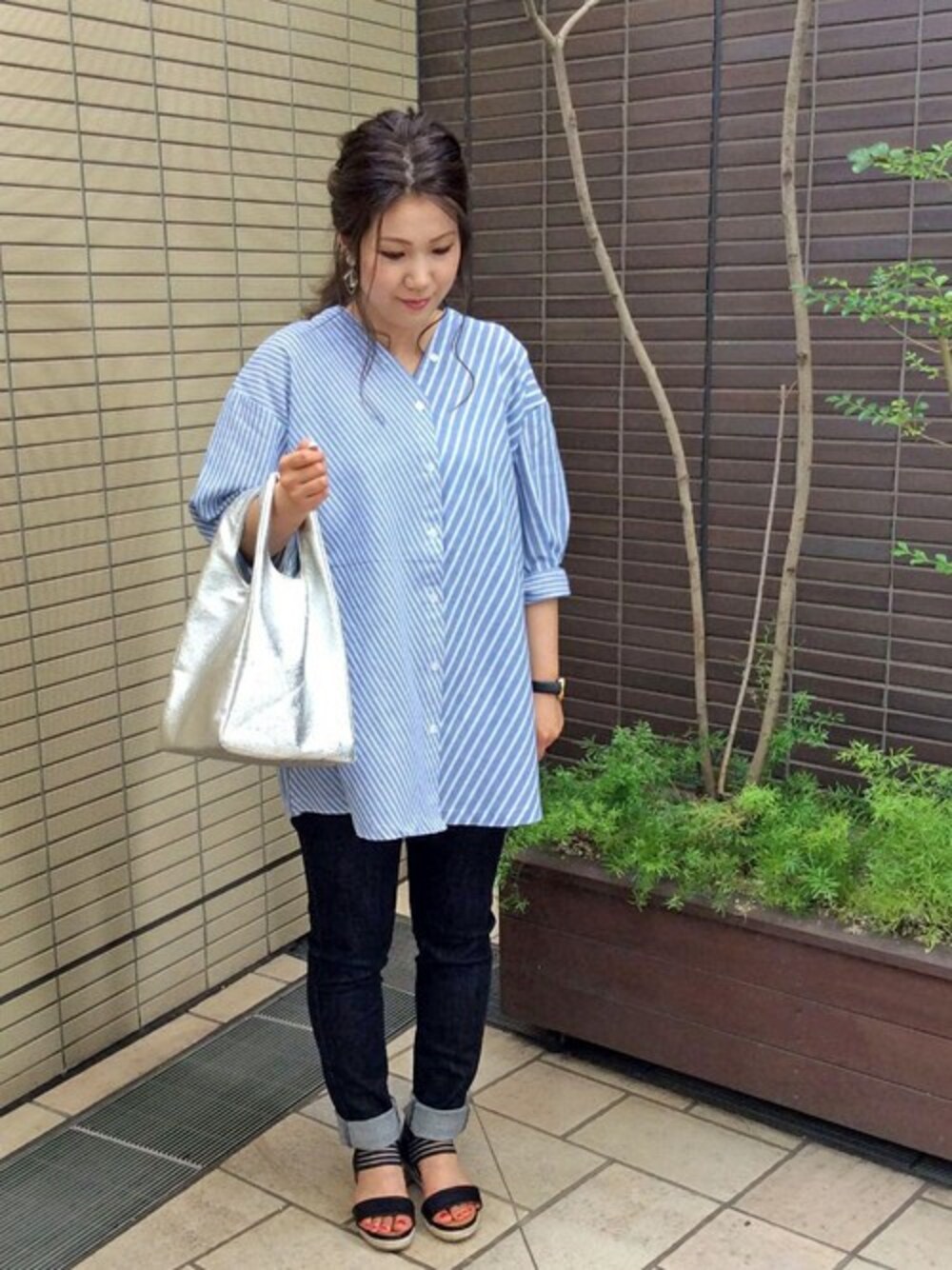 ブルー系のシャツ/ブラウス、ブラック系のデニムパンツ、その他のトートバッグを着用したレディースの夏コーディネートの1枚目の写真