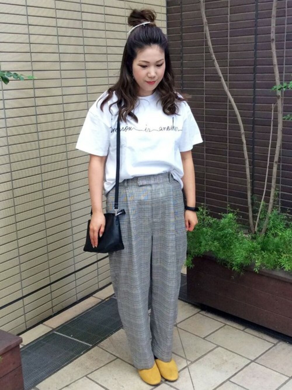 ホワイト系のその他パンツ、ホワイト系のTシャツ/カットソー、イエロー系のその他シューズを着用したレディースの秋コーディネートの1枚目の写真