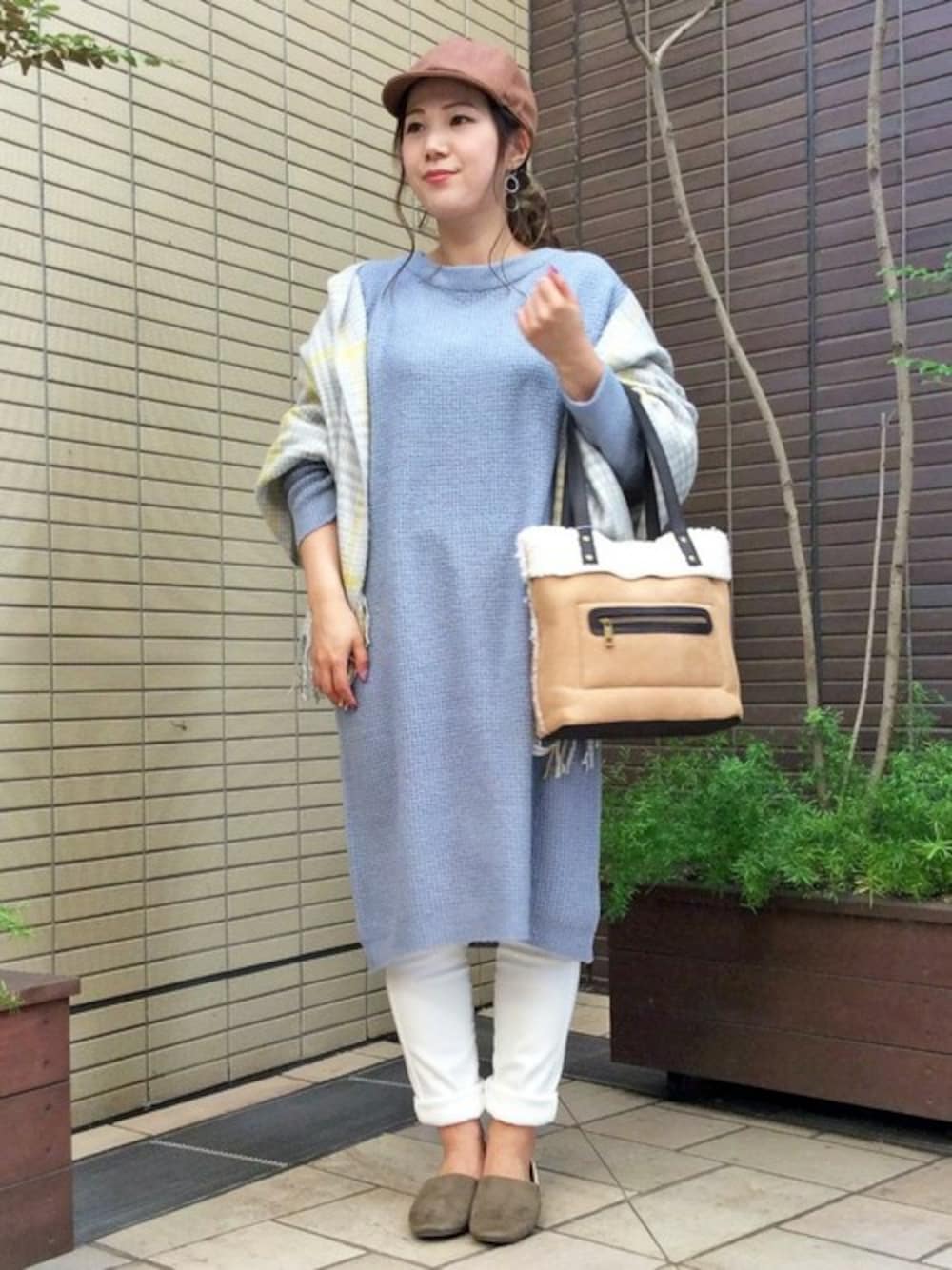 「ワンピース、ストール、スキニーパンツ、キャップ、フラットシューズ、チェックストール、冬コーデ、ニットワンピース、ママコーデ、LBC」｜「LBCの7Gワッフル編みニットワンピース（ワンピース、グレー系）」を使った、sayaさん（レディース・156cm）の秋コーディネートの1枚目の写真