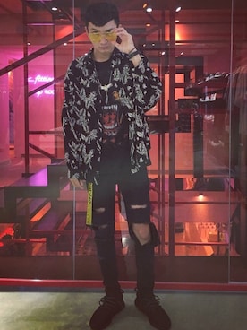 「GIVENCHY（ジバンシイ）のアイテム（Tシャツ/カットソー、ブラック系）」を使った、Eason Chiuさん（メンズ・173cm）の秋コーディネート