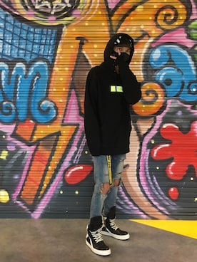 「off white（オフホワイト）のアイテム（キャップ、ブラック系）」を使った、Eason Chiuさん（メンズ・173cm）の秋コーディネート