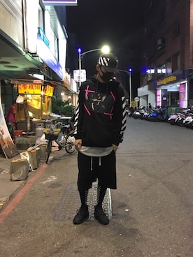 「off white（オフホワイト）のアイテム（パーカー、ブラック系）」を使った、Eason Chiuさん（メンズ・173cm）の秋コーディネート