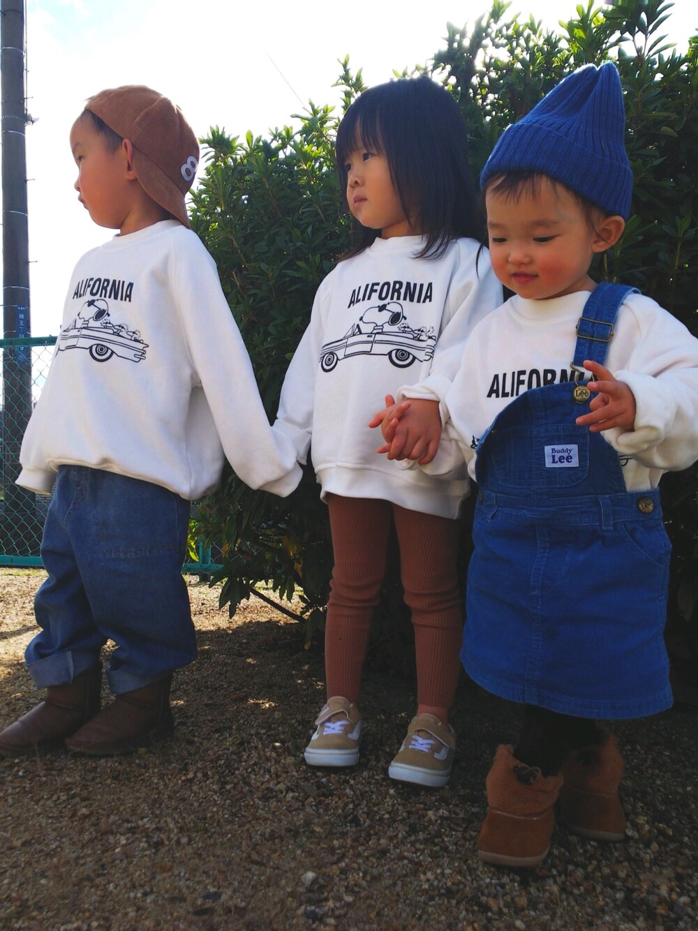 「キッズコーデ、休日スタイル、公園、むすめ服、むすこーで、キッズファッション、兄妹コーデ、子供服、サロペット、サロペットスカート」｜「韓国子供服のアイテム（スウェット、ホワイト系）」を使った、mooochikooさん（キッズ・110cm）の冬コーディネートの1枚目の写真