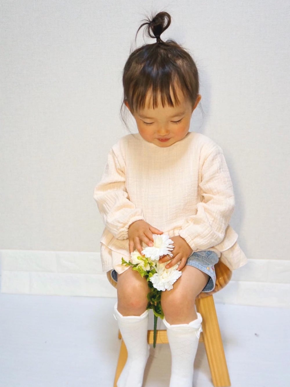 「おうちファッション、ZARA、プチプラ、キッズファッション、春コーデ、フリルトップス、フリル、おんなのこ、リラックススタイル、お団子ヘアー」｜「海外子供服のアイテム（シャツ/ブラウス、ピンク系）」を使った、mooochikooさん（キッズ・110cm）の春コーディネートの1枚目の写真