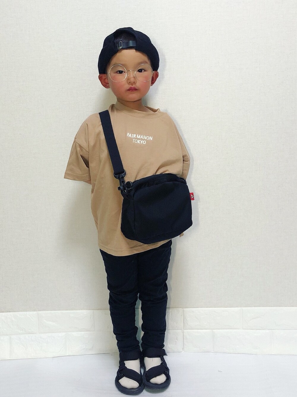 「おうちファッション、男の子コーデ、プチプラ、キッズファッション、部屋撮り、オーバーサイズ、ビッグシルエット、ビーチサンダル、シンプルコーデ、カジュアルコーデ」｜「CHUMSのCHUMS(チャムス)Eco Shoulder Pouch Ⅱ エコショルダーポーチⅡ CH60-2525（ショルダーバッグ、ブラック系）」を使った、mooochikooさん（キッズ・110cm）の春コーディネートの1枚目の写真