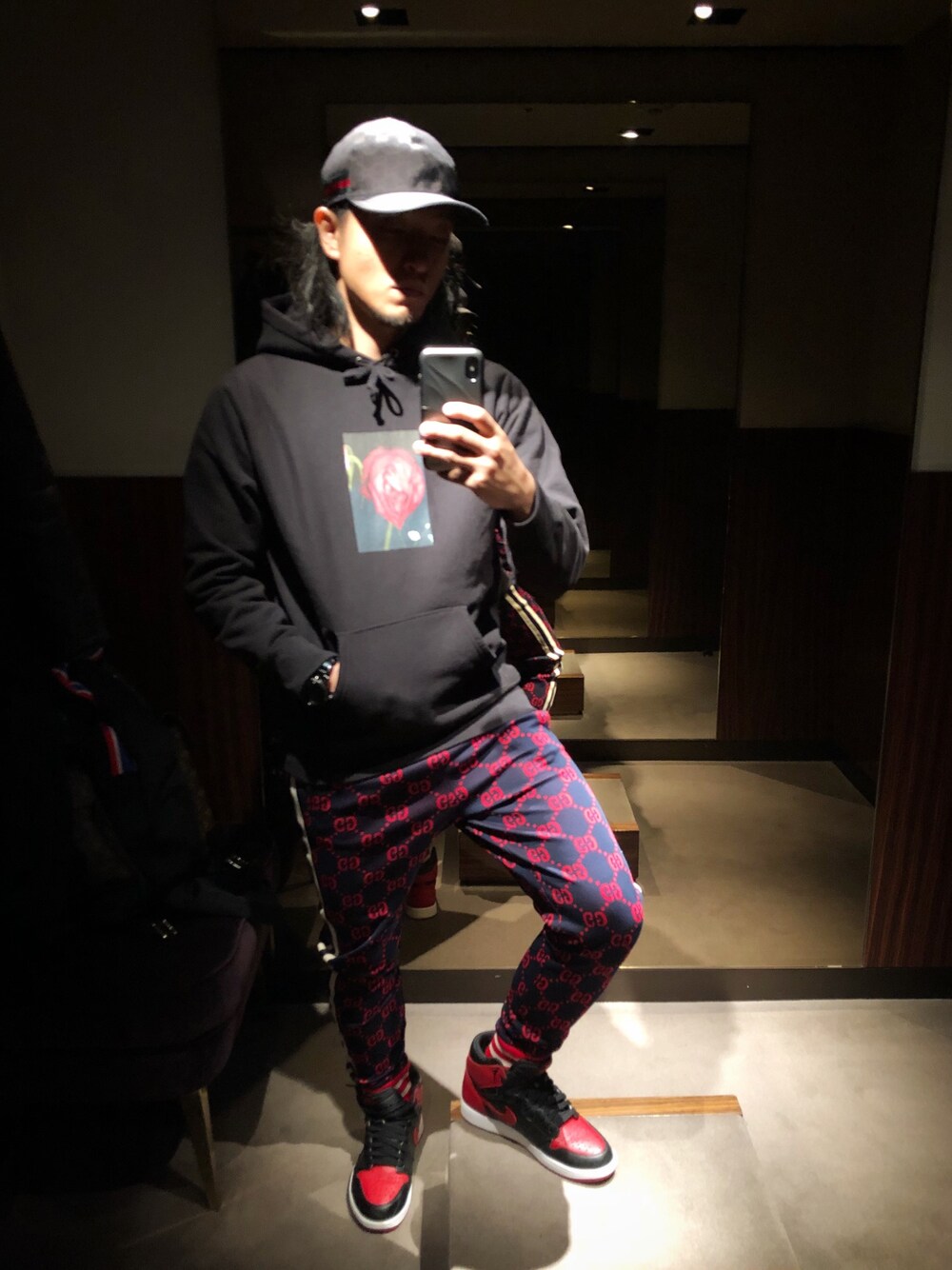 「ドラフトナイキ、GUCCI、supreme、jordan1、NIKE、ナイキ」｜「Supreme のアイテム（パーカー、ブラック系）」を使った、Ichiro Sakaguchiさん（メンズ・169cm）の冬コーディネートの1枚目の写真