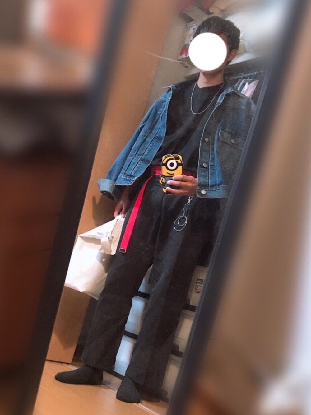 「休日スタイル、冬、今日のコーデ、黒、秋、赤×黒」｜「SPINNSのカラーガチャベルト（ベルト、レッド系）」を使った、キイダさん（メンズ・165cm）の冬コーディネートの1枚目の写真