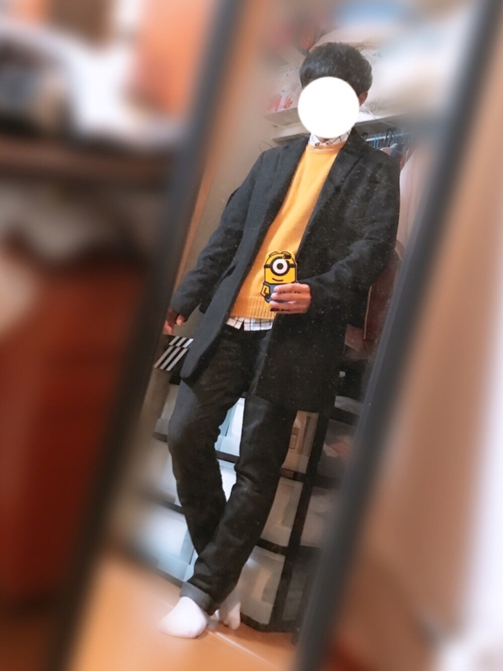 「大人カジュアル、おしゃれさんと繋がりたい、古着、プチプラコーデ、黒スキニー、ロングコート、デニムパンツ、きれいめカジュアル、あけましておめでとうございます！、新年一発目」｜「UNIQLOのアイテム（デニムパンツ、ブラック系）」を使った、キイダさん（メンズ・165cm）の冬コーディネートの1枚目の写真