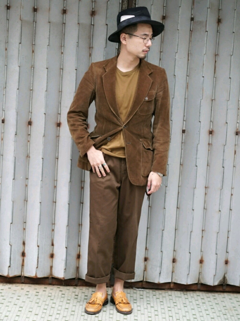 「vintage、loafer、Levi's、blazer、hat」｜「H.W Dog & Coのアイテム（ハット、ブラウン系）」を使った、jackyvtghkさん（メンズ・175cm）の冬コーディネートの1枚目の写真