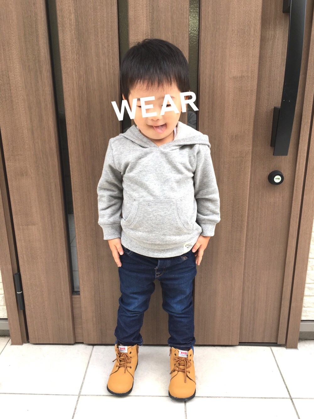 「西松屋、パーカー、H&Mキッズ、デニム、ブーツ、秋のコーデ、2歳」｜「西松屋のアイテム（パーカー、シルバー系）」を使った、nirucoco_wearさん（キッズ・90cm）の秋コーディネートの1枚目の写真