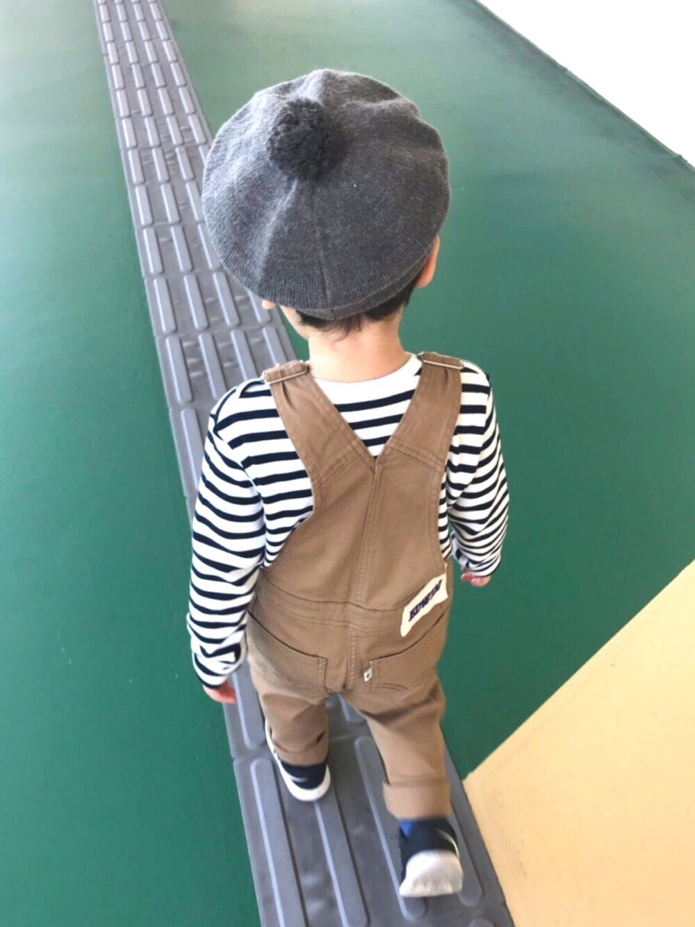 「ユニクロ、ベレー帽、EDWIN、オーバーオール、ベージュ、秋のコーデ、2歳、オシャレパッソ、PASSO、PR」｜「UNIQLOのアイテム（ハンチング/ベレー帽、グレー系）」を使った、nirucoco_wearさん（キッズ・100cm）の秋コーディネートの1枚目の写真