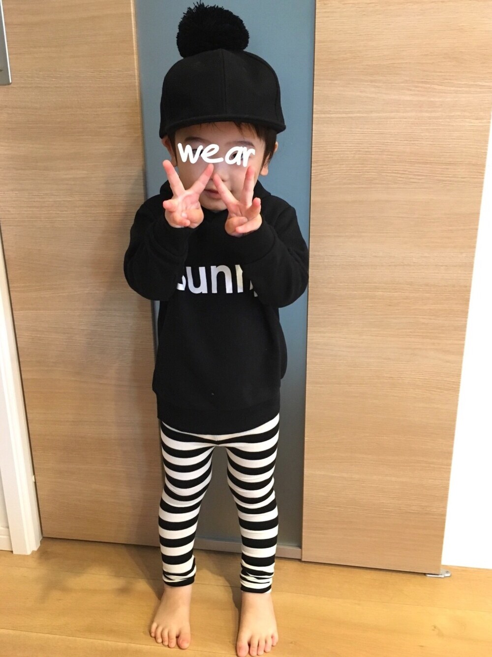 「ブラック、ボーダー、レギンス、ポンポン帽子、キャップ、ptite main、devirock、tk.TAKEO KIKUCHI、オシャレパッソ、PASSO」｜「petit mainのポンポン付きキャップ（キャップ、ブラック系）」を使った、nirucoco_wearさん（キッズ・100cm）の秋コーディネートの1枚目の写真