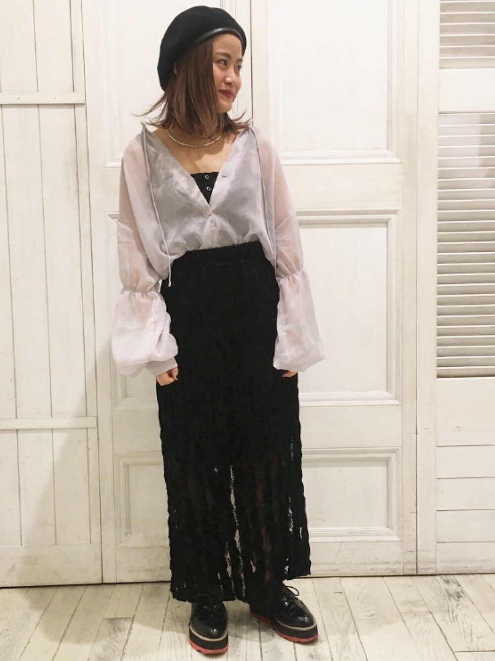 ブラック系のスカート、ブラック系のその他シューズ、グレー系のシャツ/ブラウスを着用したレディースの秋コーディネートの1枚目の写真