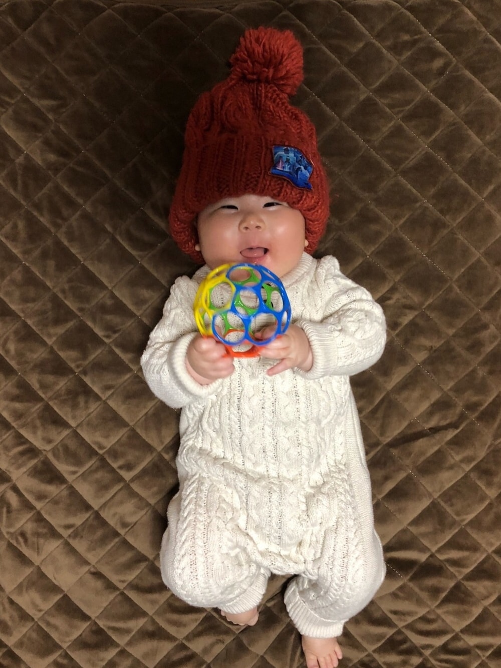 ロンパースを使った「ケーブルニット」の人気ファッション