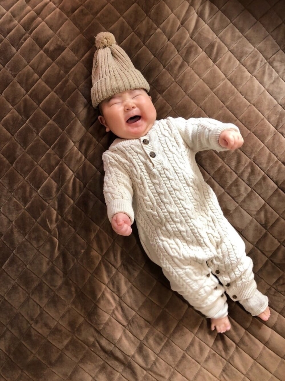 ロンパースを使った「ケーブルニット」の人気ファッション