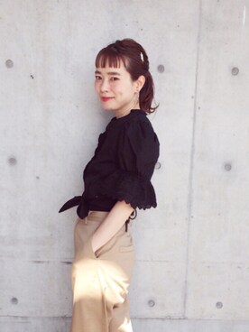 「SLY（スライ）のアイテム（シャツ/ブラウス、ブラック系）」を使った、下島麻子さん（レディース・159cm）の春コーディネート