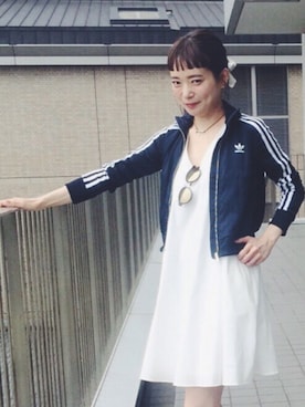 「adidas（アディダス）の【adicolor DX】 トラックトップジャージ[EUROPA TRACK TOP]（ジャージ、ブルー系）」を使った、下島麻子さん（レディース・159cm）の春コーディネート