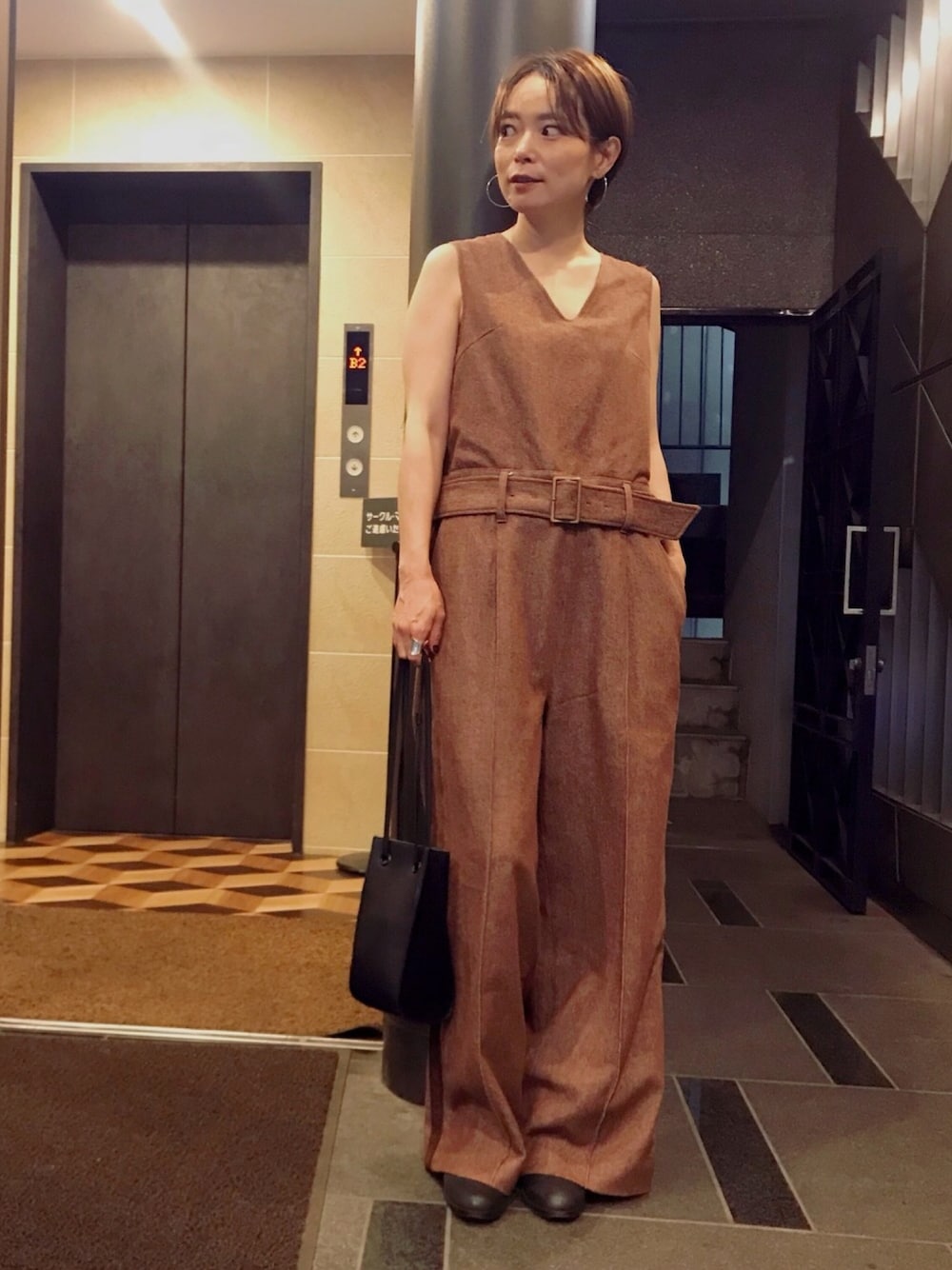 「秋のブラウンスタイル、オールインワン、秋コーデ、秋ファッション、ブーツスタイル、ミニバッグ、RIM.ARK、salvy;、3.1 phillip lim」｜「salvy;のアイテム（つなぎ/オールインワン、ブラウン系）」を使った、下島麻子さん（レディース・159cm）の秋コーディネートの1枚目の写真