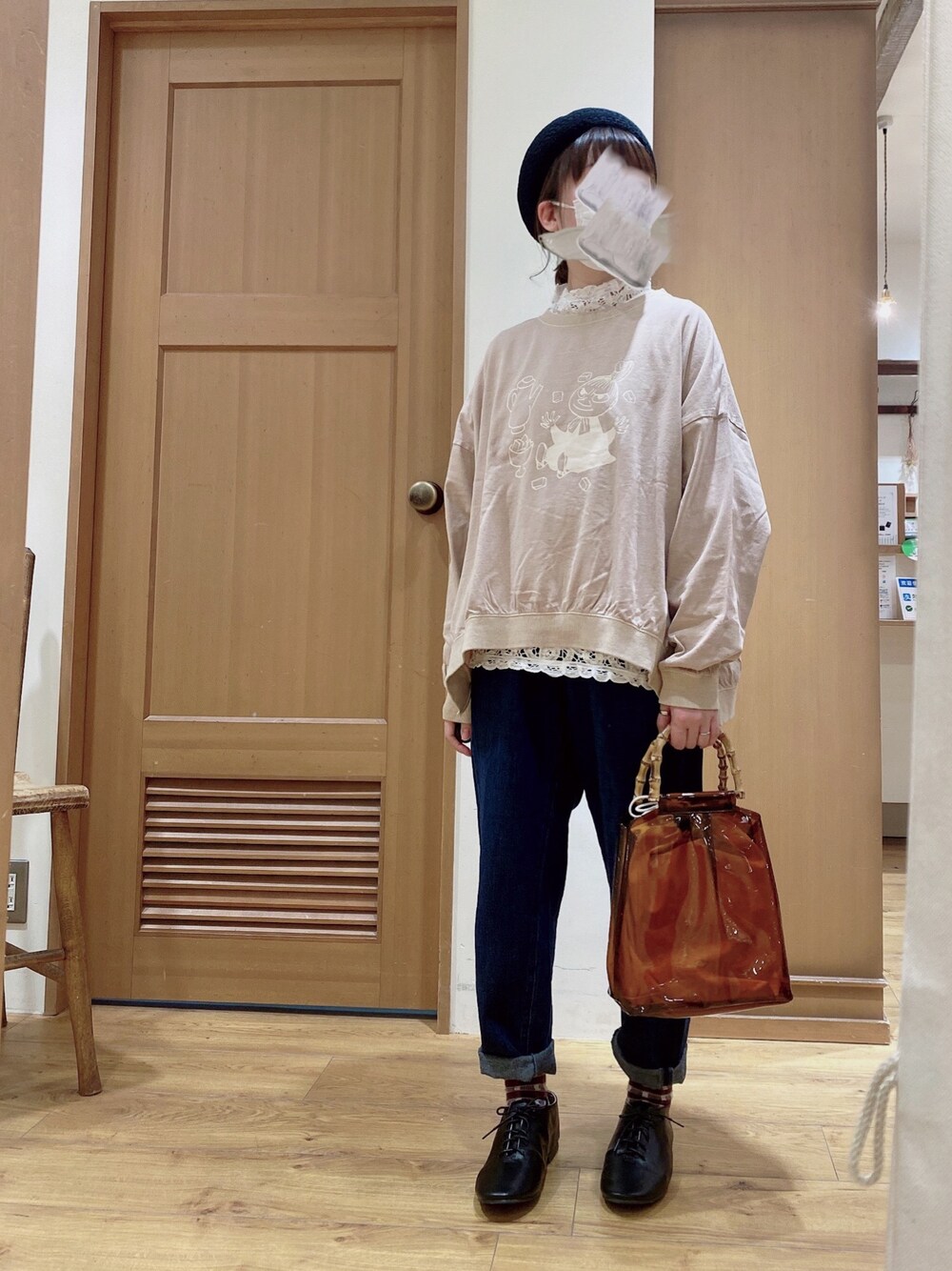 ベージュ系のTシャツ/カットソー、ホワイト系のTシャツ/カットソー、ブラウン系のバッグを着用したレディースの春コーディネートの1枚目の写真