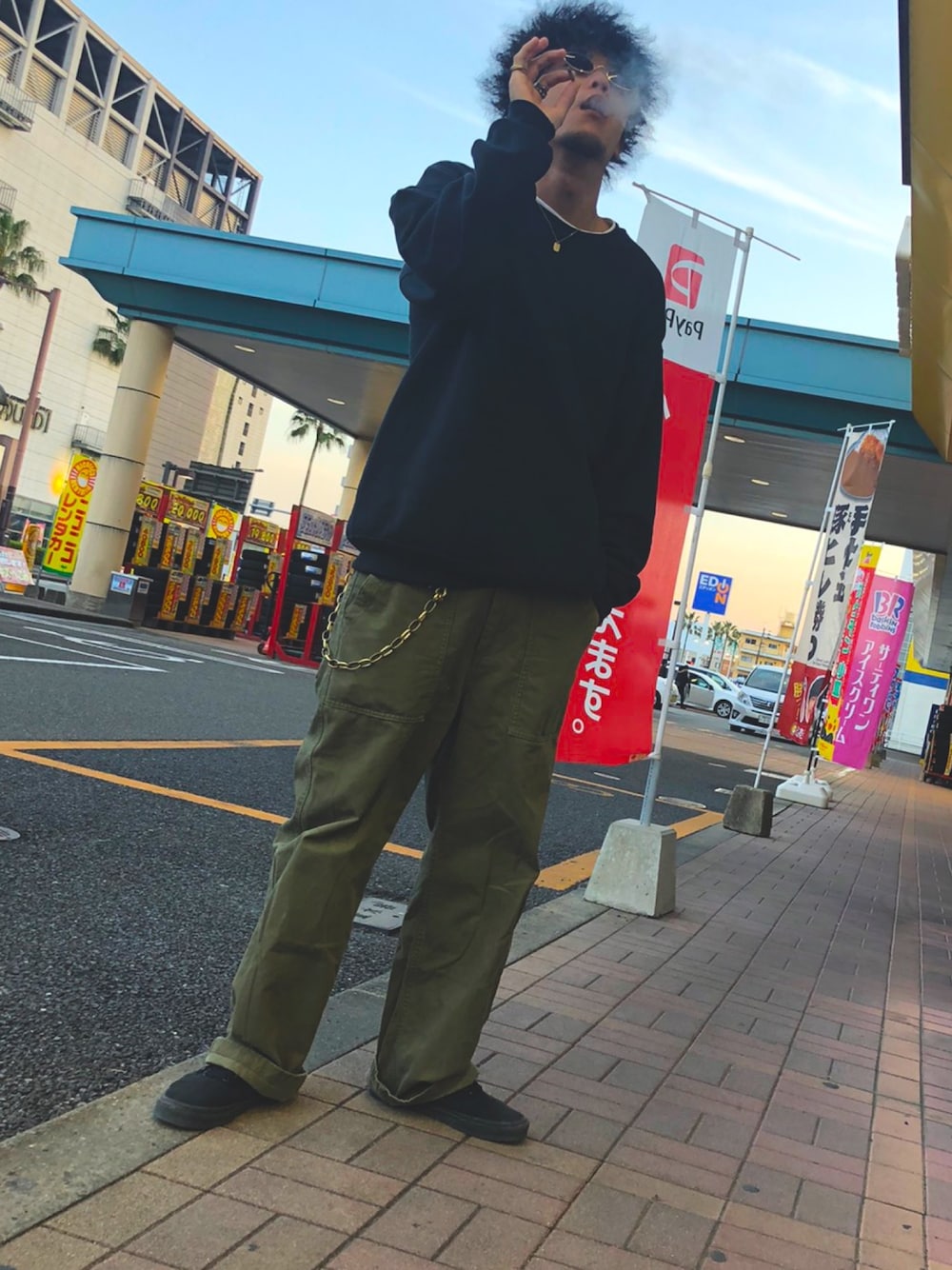 「ワコマリア、GU、秋コーデ、タバコ、サングラス、チェーンウォレット、コロナに負けない」｜「GUのアイテム（その他パンツ、グリーン系）」を使った、agoruさん（メンズ・172cm）の夏コーディネートの1枚目の写真