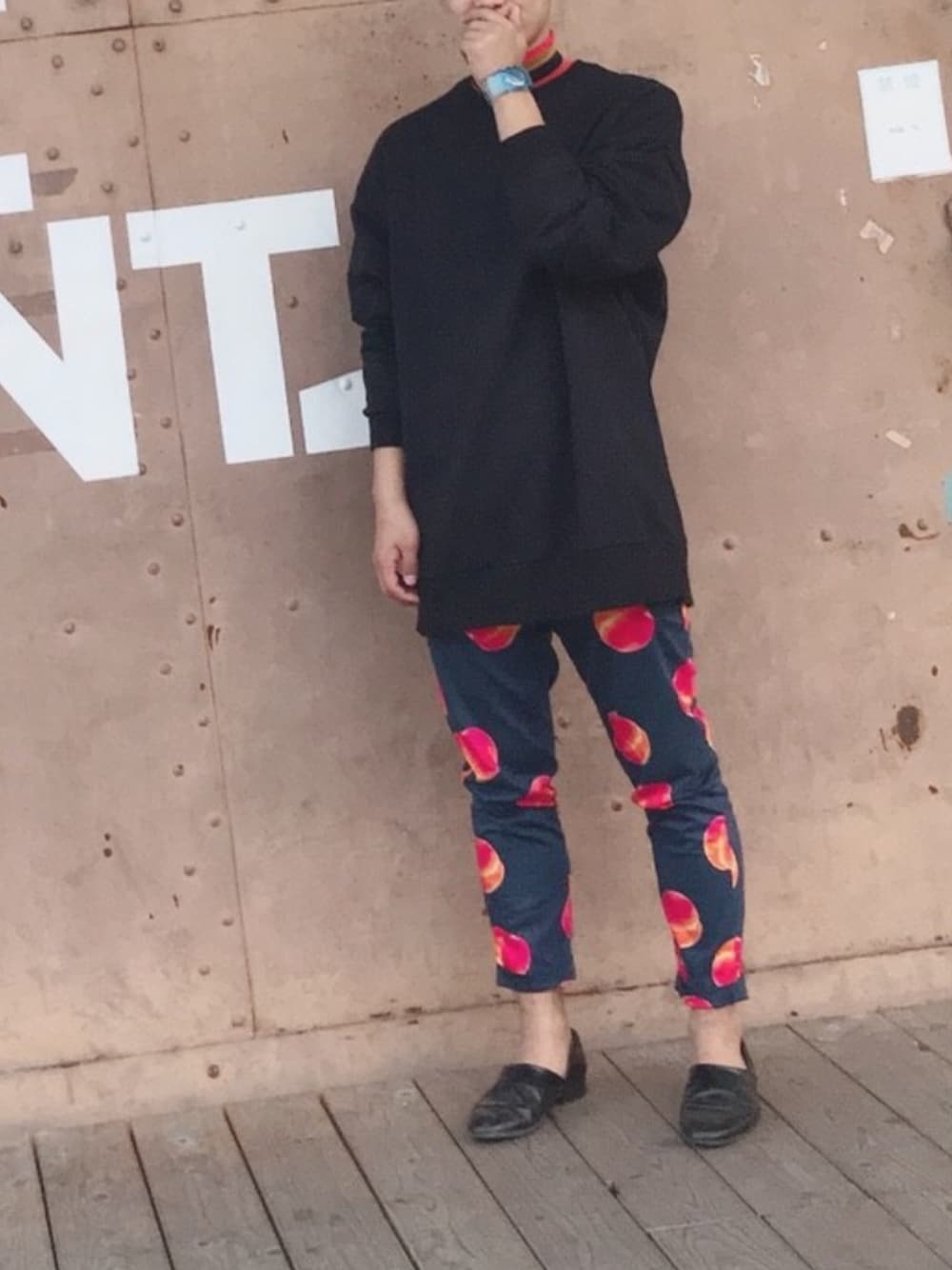 「春、Paul Smith、ハルタ(HARUTA)、ビッグシルエット、womens」｜「KBF+のKBF+　袖ギャザービックプルオーバー（スウェット、ブラック系）」を使った、MJさん（メンズ・174cm）の春コーディネートの1枚目の写真