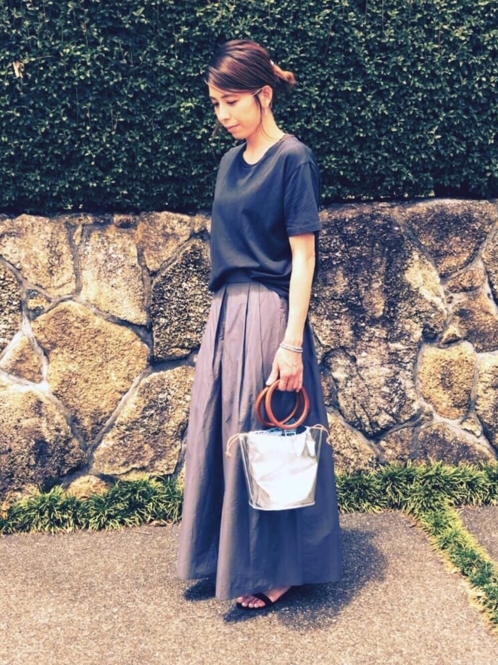 ブラック系のTシャツ/カットソー、グレー系のパンツ、シルバー系のトートバッグを着用したレディースの夏コーディネートの1枚目の写真