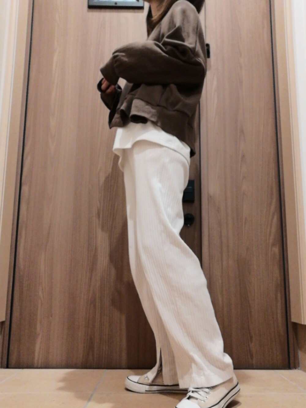 「パンツスタイル、スニーカー、ママコーデ、UNIQLO、ママファッション」｜「UNIQLOのアイテム（パンツ、ホワイト系）」を使った、neo.gmさん（レディース・158cm）の冬コーディネートの1枚目の写真