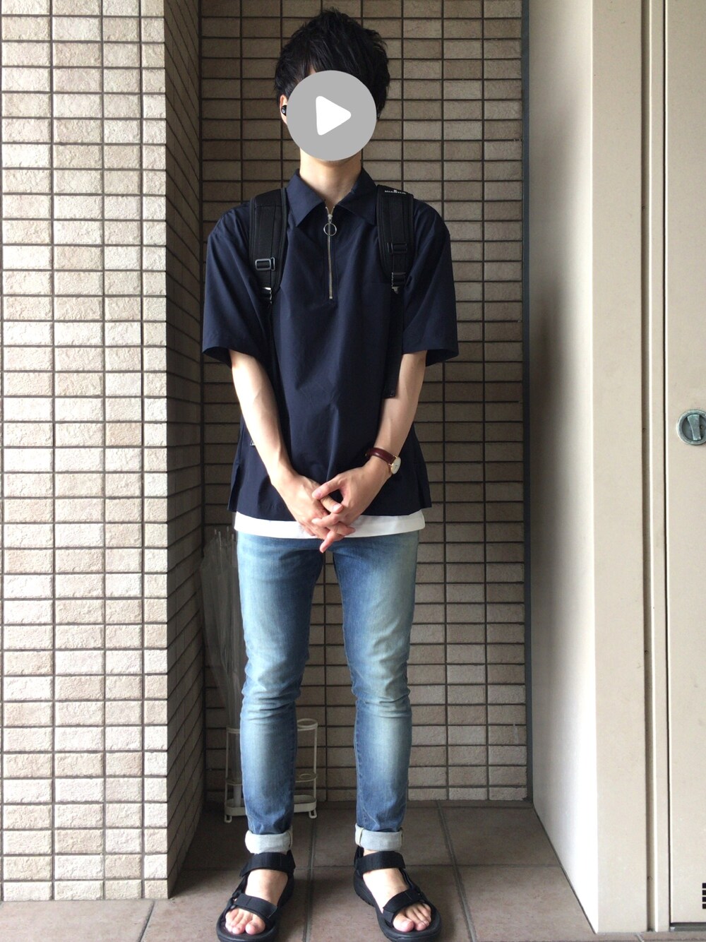 「ネイビー、サンダル、LIDnM、夏コーデ、デニム」｜「MAKAVELICの【MAKAVELIC】ダブルベルトバックパック/TRUCKS DOUBLE BELT ZONE MIX RUCK/3106-10118（バックパック/リュック、ブラック系）」を使った、msykさん（メンズ・165cm）の夏コーディネートの1枚目の写真