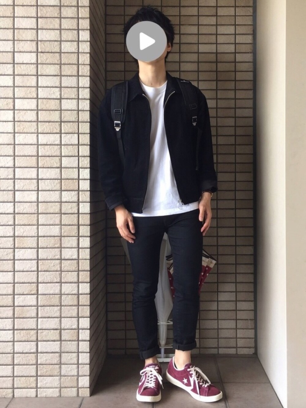「赤スニーカー、大学生、シンプルコーデ、おしゃれさんと繋がりたい、黒スキニー、ブラックコーデ」｜「LIDNMのLIDnM / リドム リングジップコーデュロイアウター（ブルゾン、ブラック系）」を使った、msykさん（メンズ・165cm）の春コーディネートの1枚目の写真