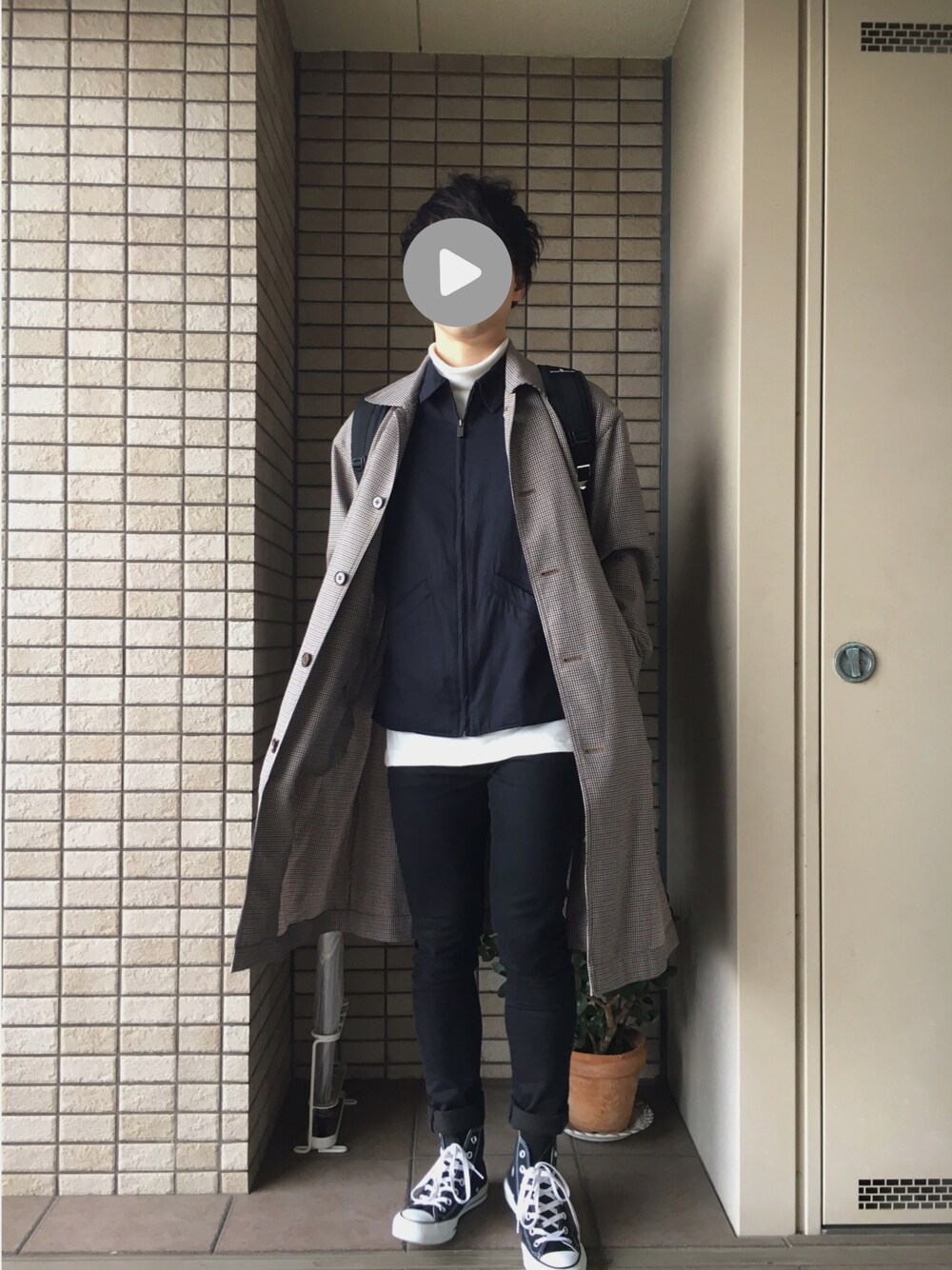 「アイラブCONVERSE、お洒落さんとつながりたい、オーバーサイズ、コート、チェック、タートルネック」｜「MAKAVELICの【MAKAVELIC】ダブルベルトバックパック/TRUCKS DOUBLE BELT ZONE MIX RUCK/3106-10118（バックパック/リュック、ブラック系）」を使った、msykさん（メンズ・165cm）の冬コーディネートの1枚目の写真