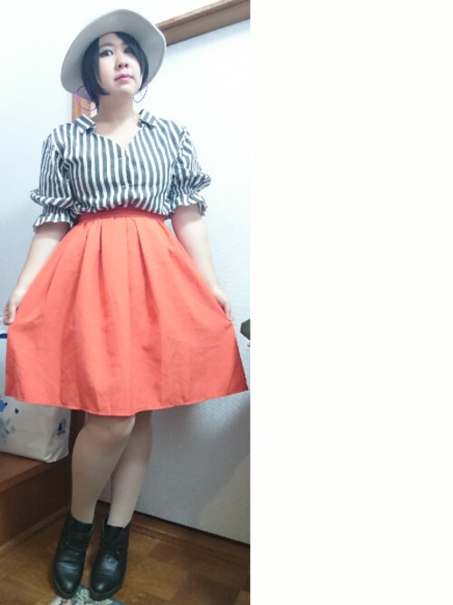 水色の柄シャツもおすすめ
