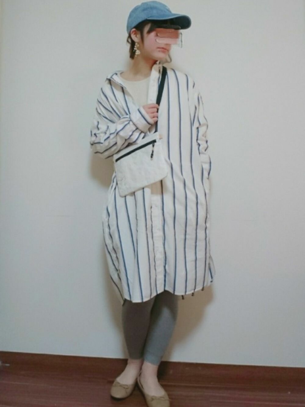 「グレーレギンス、バレエシューズ、ワッフルクルーネックＴ、デニムキャップ、サコッシュ、春コーデ、おおぶりピアス、シャツワンピ、シャツワンピース、ストライプワンピース」｜「coenのストライプシャツワンピース（ワンピース、その他）」を使った、yuu ！さん（レディース・158cm）の冬コーディネートの1枚目の写真