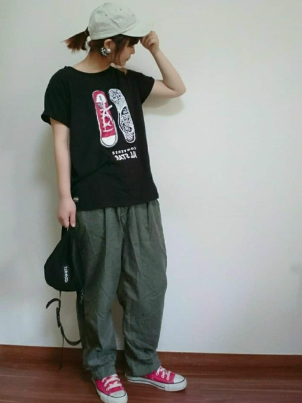 ブラック系のTシャツ/カットソー、グリーン系のチノパンツ、レッド系のスニーカーを着用したレディースの夏コーディネートの1枚目の写真