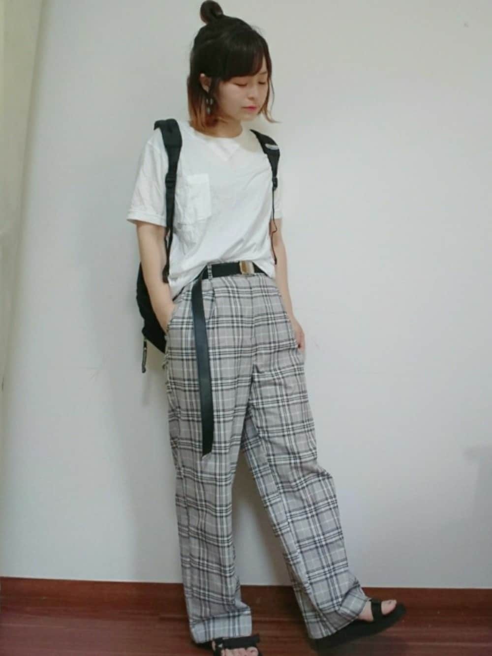 「ハーフアップお団子、リュック、ポケットＴシャツ、白Tシャツ、チェックパンツ、スポーツサンダル、ガチャベルト、ママコーデ、メンズライク、ロングベルト」｜「UNIQLOのスーピマコットンTシャツ（半袖）（Tシャツ/カットソー、ホワイト系）」を使った、yuu ！さん（レディース・158cm）の夏コーディネートの1枚目の写真