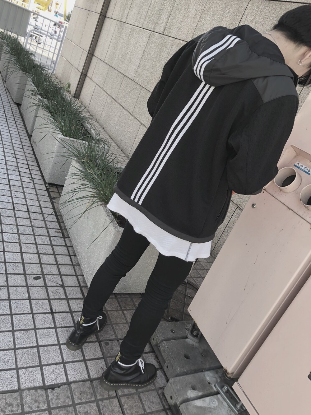 「横浜ロイヤルパークホテル、シンプルコーデ、秋のコーデ、モノトーン、Dr.Martens、adidas、cheap monday、いいね、save、フォローお願いします🤑、誕生日、デート」｜「adidasのアイテム（ブルゾン、ブラック系）」を使った、RoleKeyCさん（メンズ・175cm）の秋コーディネートの1枚目の写真
