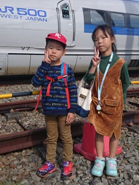 「アイテム（ジャンパースカート、ブラウン系）」を使った、Kozue さん（キッズ・110cm）の秋コーディネート