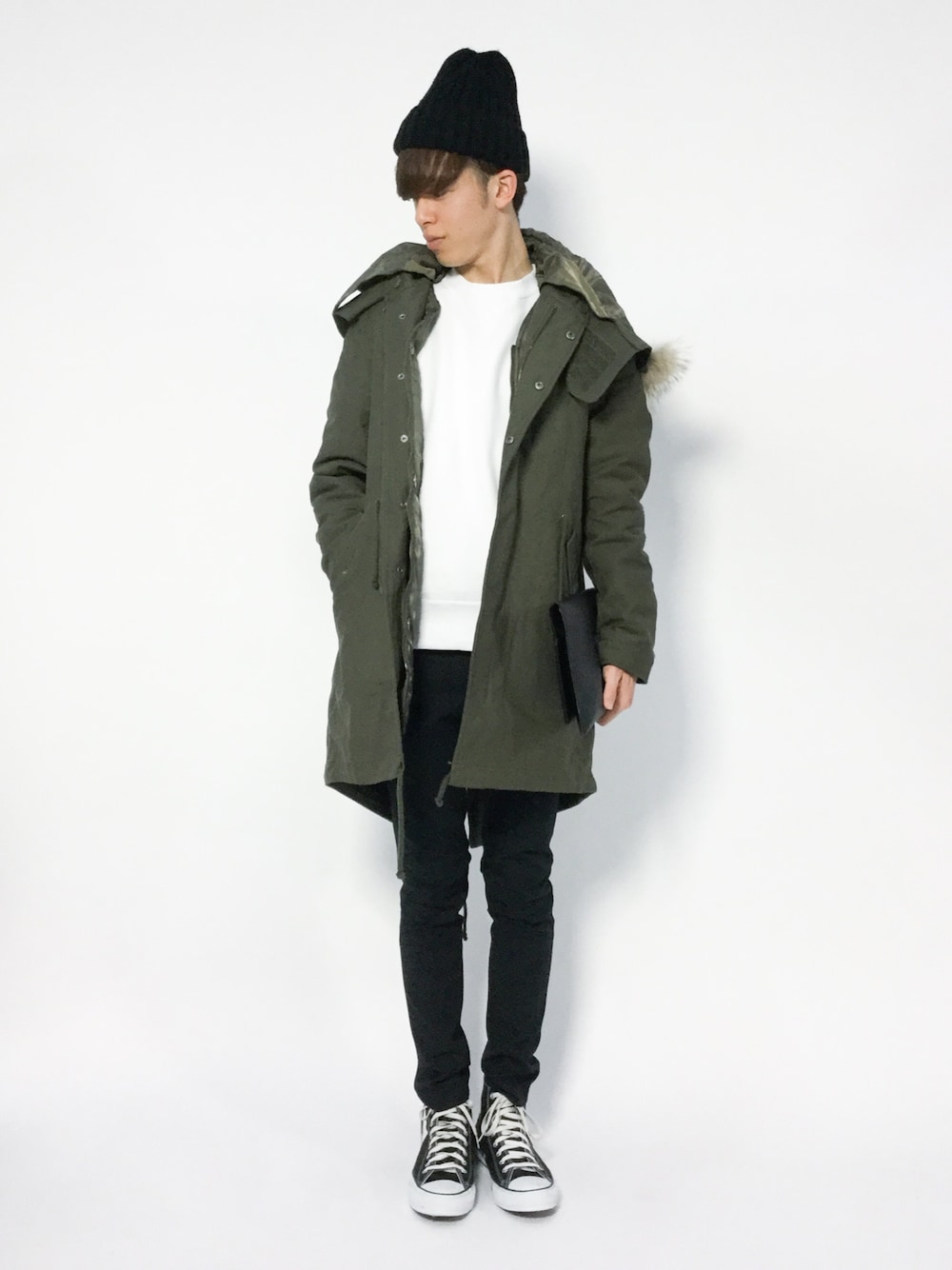 「スウェット、モッズコート、converse、スラックス、VANQUISH、Champion、モッズコート カーキ、カジュアルコーデ、L.H.P、BLACK by VANQUISH」｜「BLACK by VANQUISHのスーパースキニートラウザー ～JAPAN FABRIC～（スラックス、ブラック系）」を使った、hiroさん（メンズ・174cm）の冬コーディネートの1枚目の写真