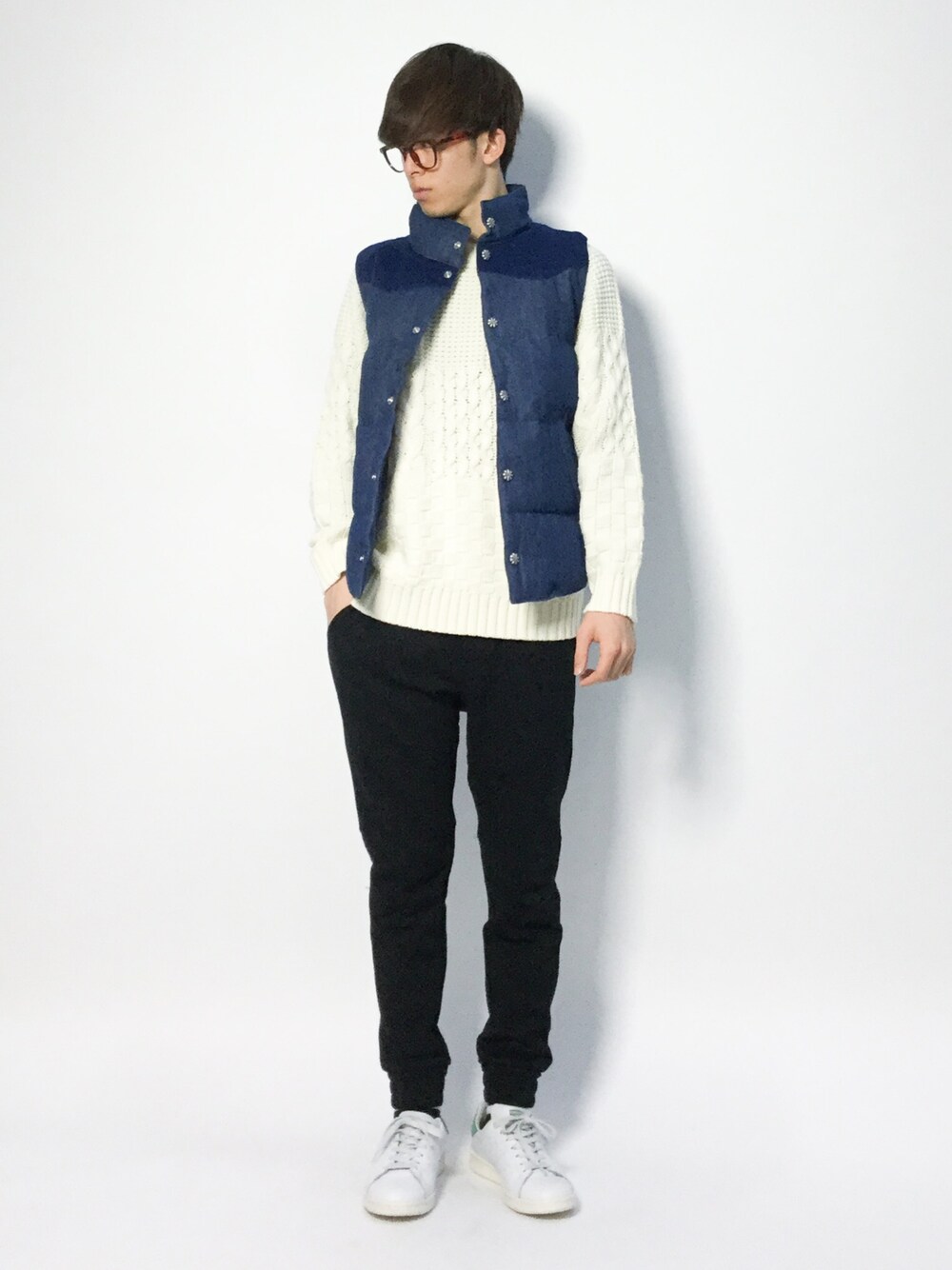 「スウェットパンツ、コーデュロイ、ダウンベスト、冬コーデ、ボーダーニット、STUDIOUS、白ニット、URBAN RESEARCH、menswear、urban research sonny label」｜「AKMの【AKM Contemporary】スウェットテーパードジョガー（その他パンツ、ブラック系）」を使った、hiroさん（メンズ・174cm）の冬コーディネートの1枚目の写真